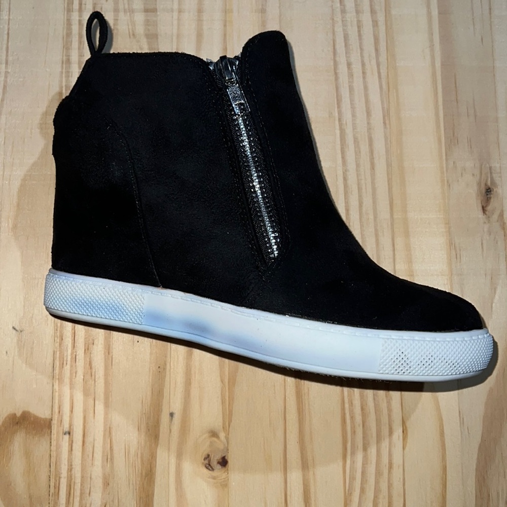 Wedge tennis shoe